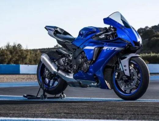 ヤマハは2025 R1とR1Mをリリースし、カーボンファイバースポイラー、アップグレードされたショックアブソーバー、ブレーキを備えています